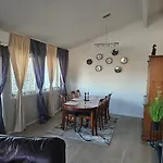 Montana Guest House. Villaer